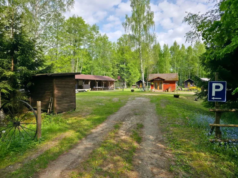 Home atsikivi puhketalu parkla sõidukitele ja karavanidele