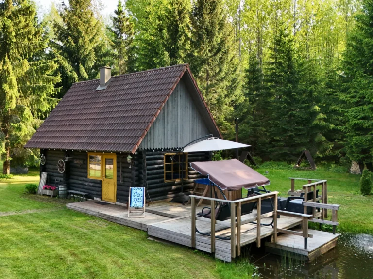 Home atsikivi puhketalu saunamaja terrassiga tiigi ääres