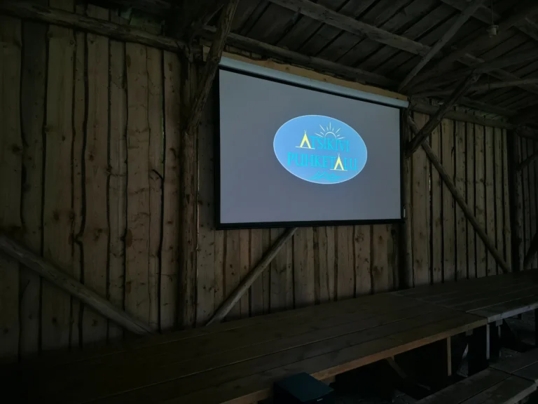 Home seminariruum esitlustehnikaga atsikivi puhketalus